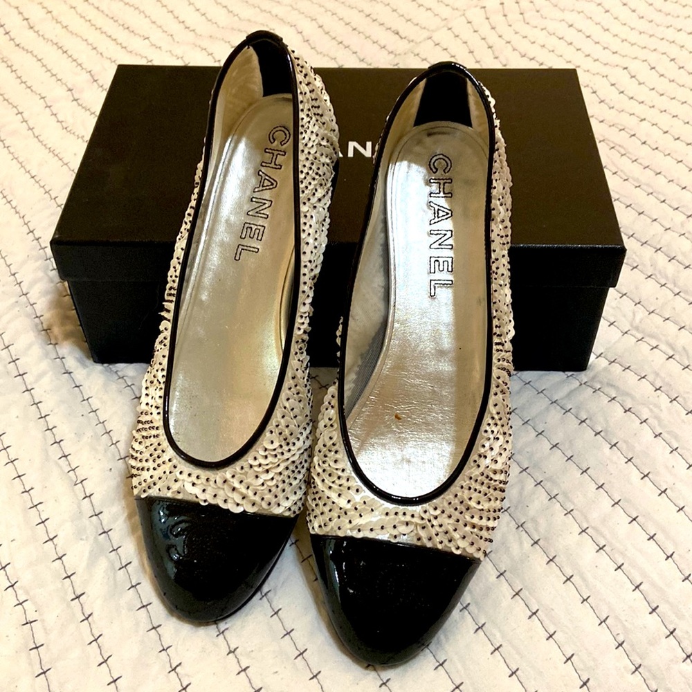 Chanel size 40 female flats white sequins with black patent leather